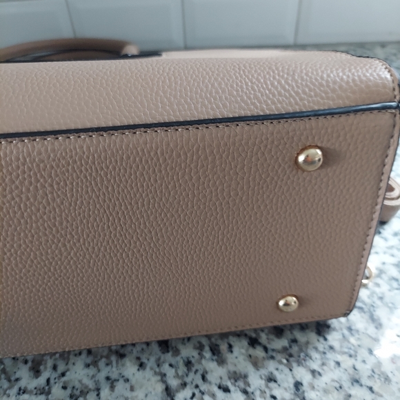 Designer inspired tan and gold buckle handbag - Picture 8 of 12